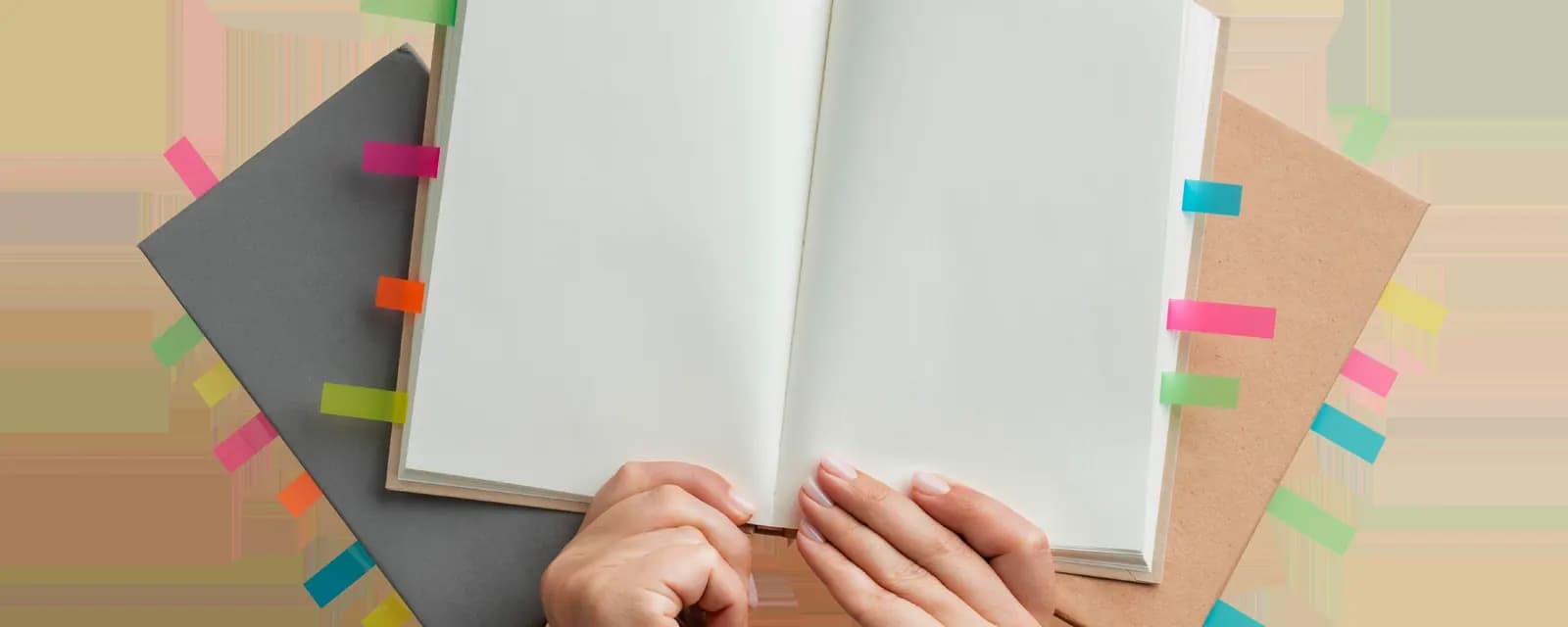 Mains tenant un livre ouvert
